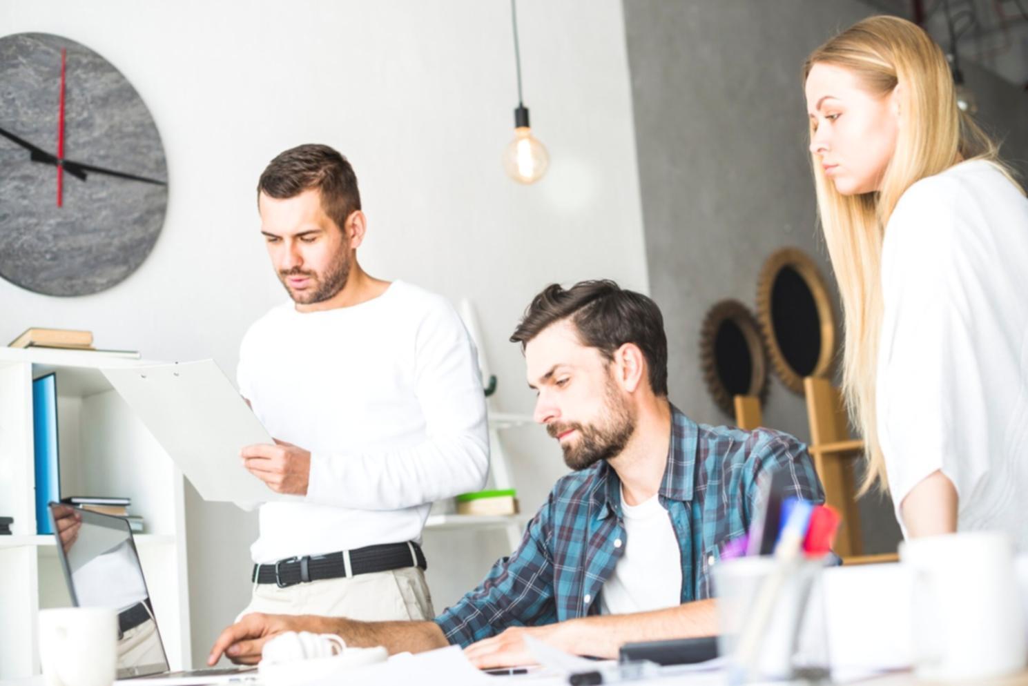 Outils et graphiques de planification financière sur un bureau moderne